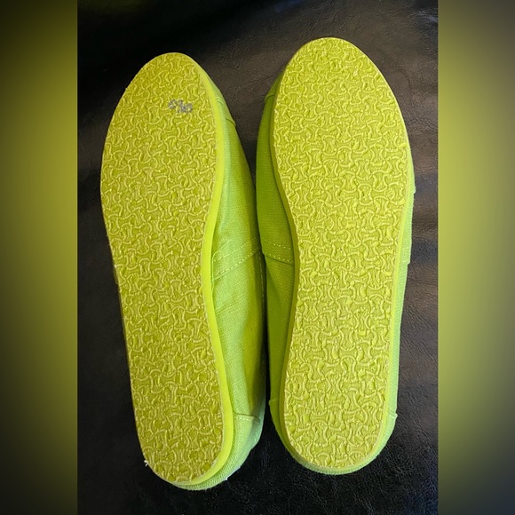 Neon Green Toms - 8.5 - Picture 4 of 5